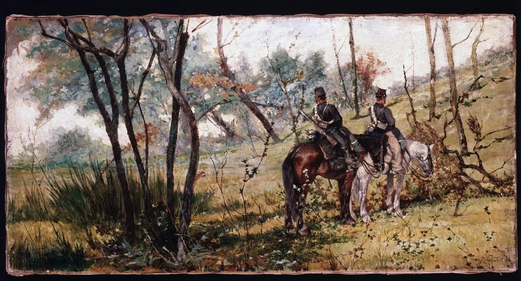 Due soldati che cavalcano sotto gli alberi